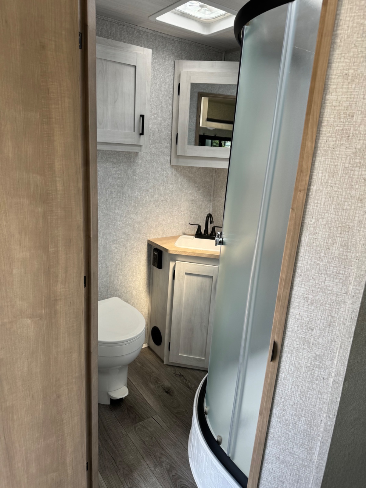 Travel trailer, photo 15 of 26