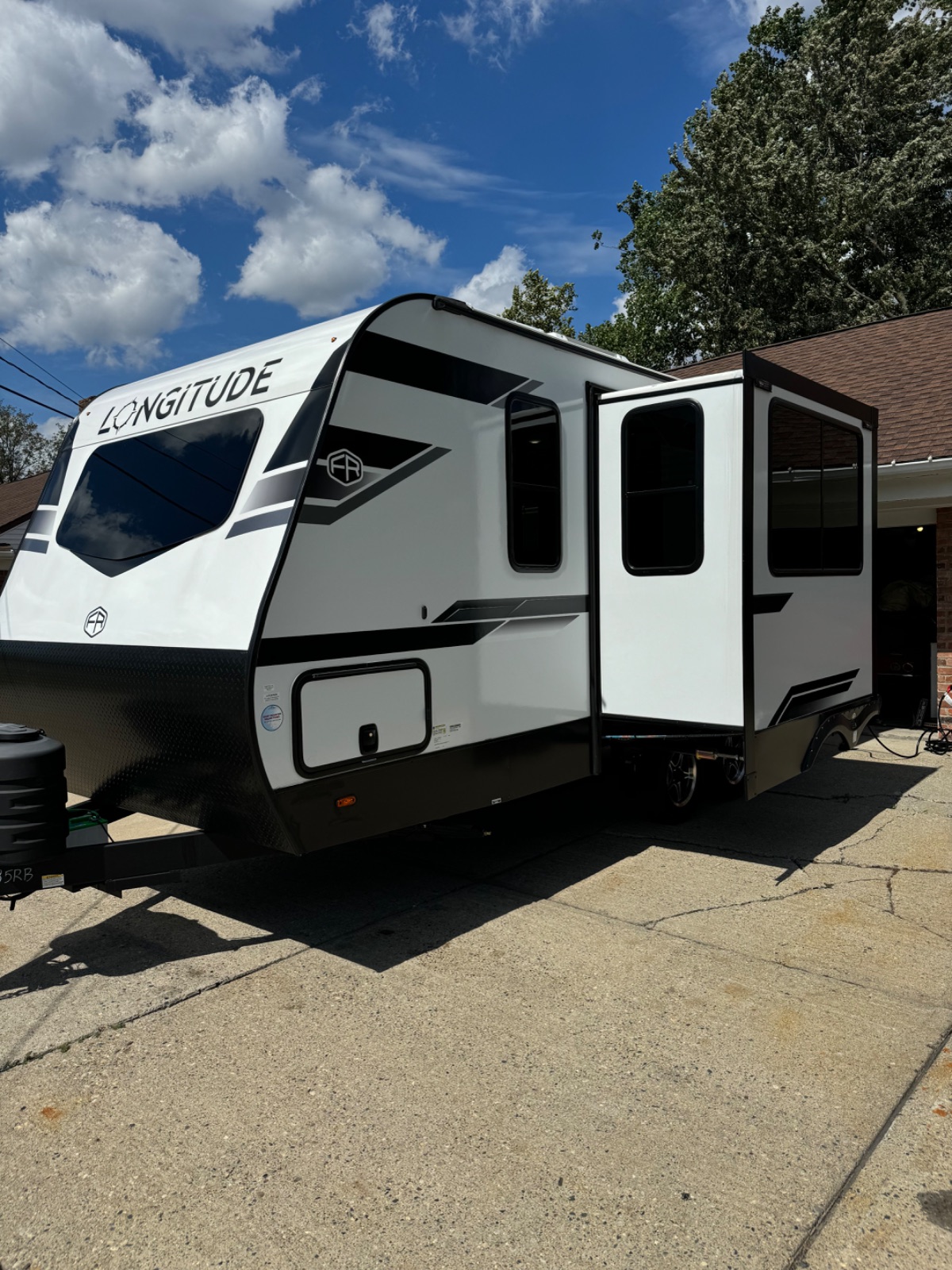 Travel trailer, photo 2 of 26